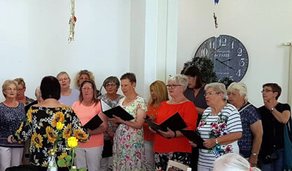 Foto 2 (Frauenchor singt beim Jubiläum)